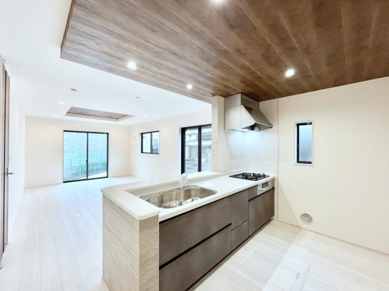 �L�b�`���@���r���O�ŗV�Ԃ��q�l�������Ȃ��炨�������ł���ΖʃL�b�`���B  