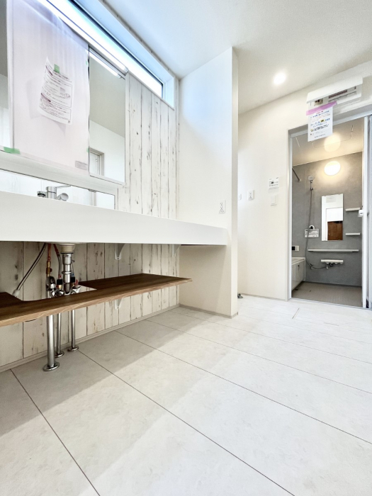 ���̑��@���ʏ��͂�Ƃ�̂���X�y�[�X�ŁA�g�x�x�������̃X�L���P�A���S�ɗ]�T�������Ăł������ł��B  