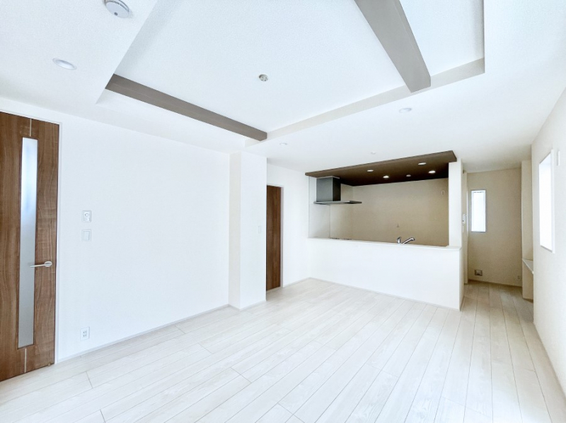 ���r���O�@�܏�V��͗��̓I�ȉ��s��������̂ŁA�V�䂪�L�������ĊJ���I�ȋ�Ԃ����o�ł��܂��B  