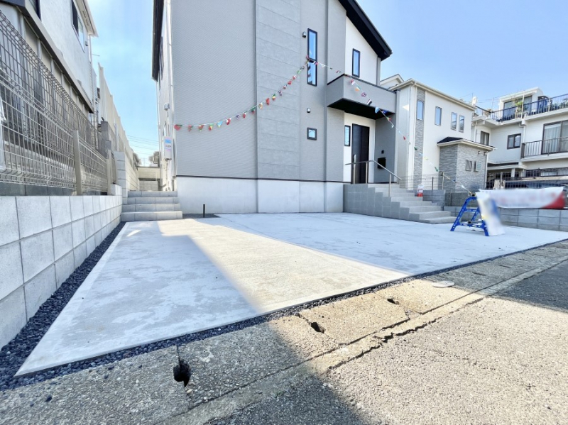 @2\I}Ȃql̒ԂɁB܂AƑ̎]ԃXy[XƂĂ劈B