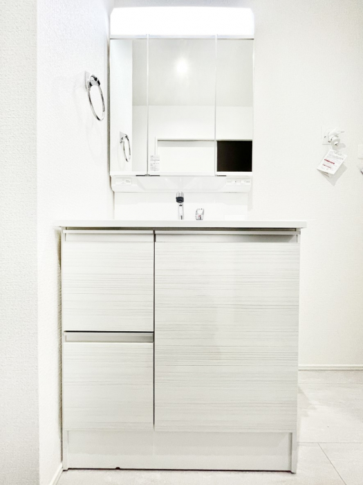 ���ʑ�E���ʏ��@�X�^�C�����O�ɕ֗��ȎO�ʋ��A�~���[�L���r�l�b�g�ōׂ������X�b�L��