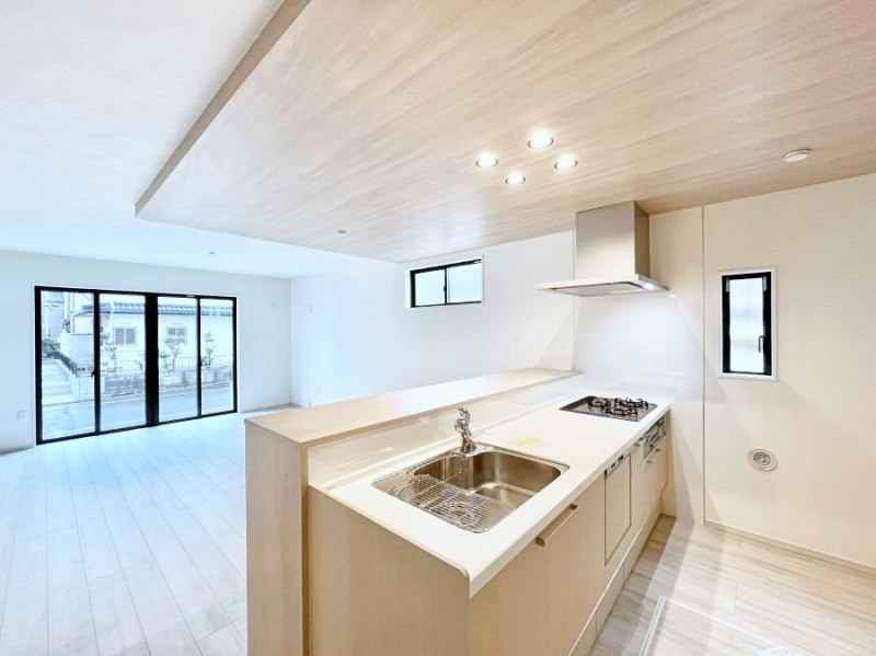 �L�b�`���@���r���O�ŗV�Ԃ��q�l�������Ȃ��炨�������ł���ΖʃL�b�`���B  