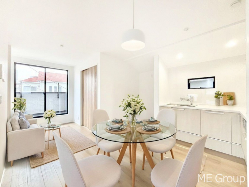 ���r���O�@�Ƒ��̘a�₩�ȉ�b���������Ă������B�J�����̂��郊�r���O�ł��B���Ƌ��CG�ł�  