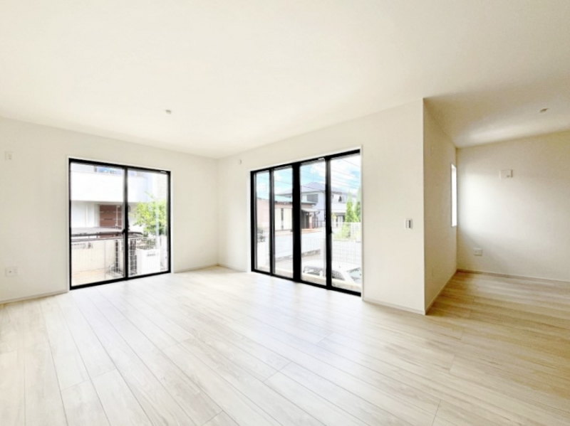 ̑ρ@Ƒ̏Ί炪RƐ܂ĂAȕ͋C̃_CjOɎdオĂ܂B