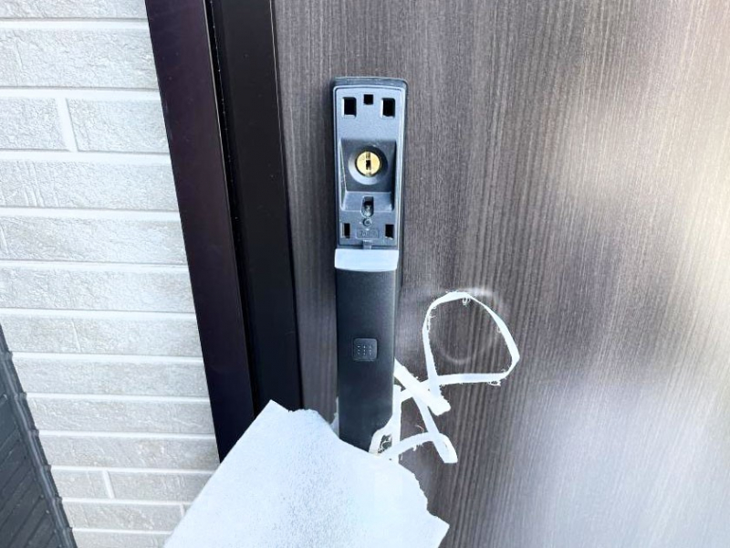 ���̑��@�{�^���������Ă����������I���փh�A�͓d�q�L�[�d�l�ł��B