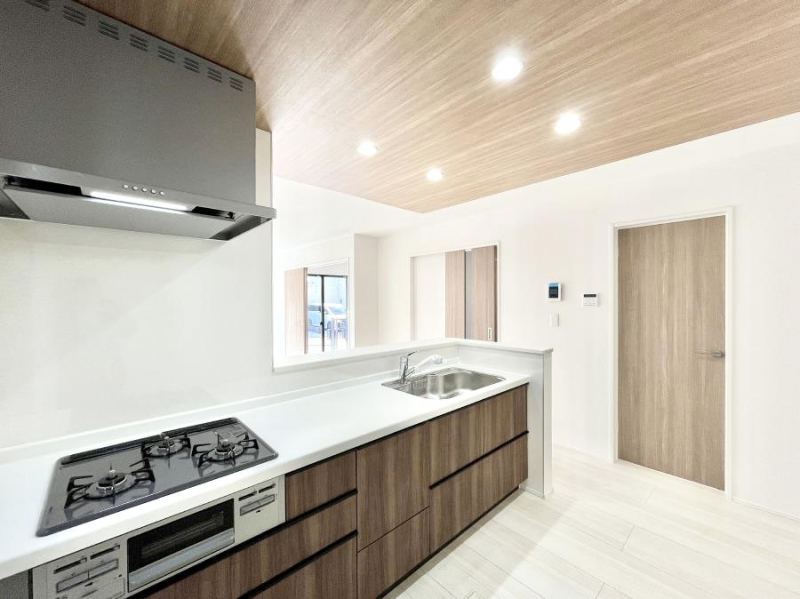 �L�b�`���@���������Ȃ���ł����Ƒ��Ƃ̉�b���y���߂�ΖʃL�b�`��