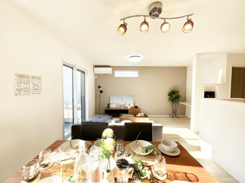 ���r���O�@���邢�z���������A�����̕��͋C�ɖ�������郊�r���O�E�_�C�j���O�B 