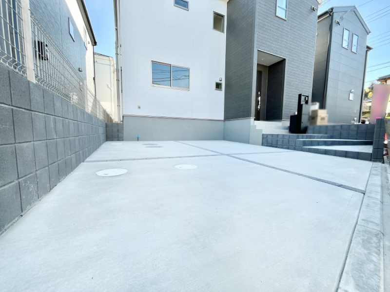 �@����2��\�I�}�Ȃ��q�l�̒��ԂɁB�܂��A���Ƒ��̎��]�ԃX�y�[�X�Ƃ��Ă��劈��B