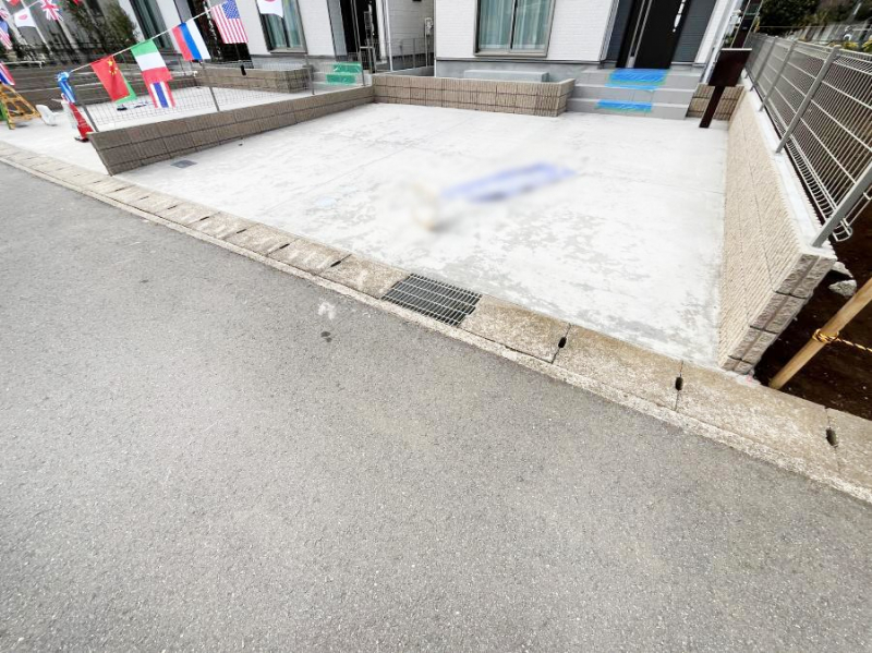 �@����2��\�I�}�Ȃ��q�l�̒��ԂɁB�܂��A���Ƒ��̎��]�ԃX�y�[�X�Ƃ��Ă��劈��B