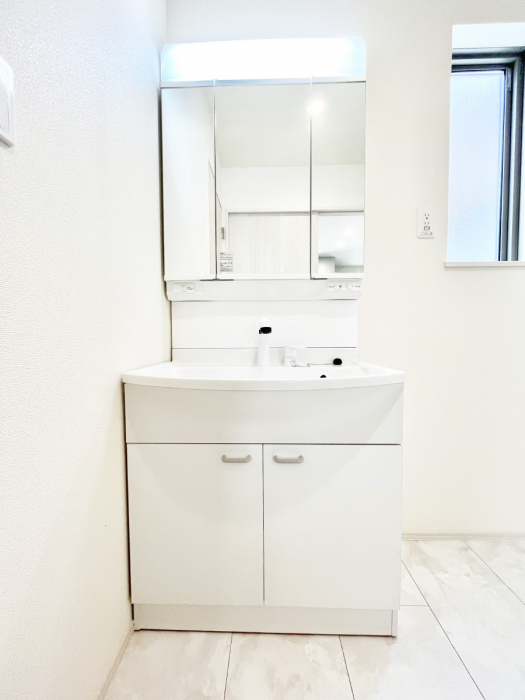 ���ʑ�E���ʏ��@�O�ʋ��̗��ɁA���ϕi��q���p�i�Ȃǂ����[�\�B���ʑ����������ƕۂ��܂��I  