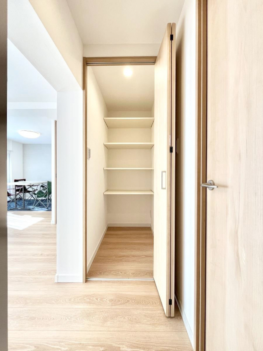 ���̑����ρ@���r���O���[�B�����Ɏ��[������ƕ����W�܂�LDK���X�b�L���Еt�������ł��ˁB  