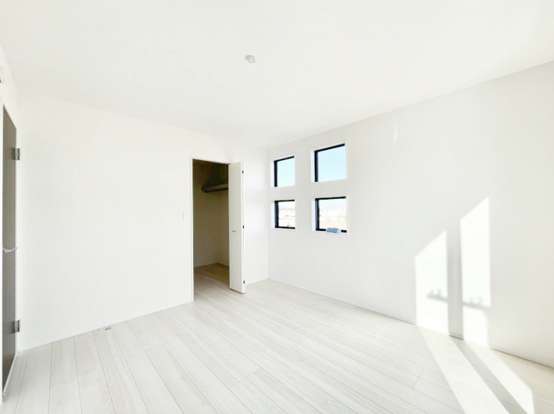 ���̑����ρ@4���񂾑�����̑u�₩�ȓ��������������S�̂�D������ݍ���ł���܂��@