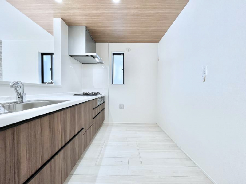 �L�b�`���@�u�₩�ȕ����ʂ蔲����L�b�`���B��������̂Ŗ��邭���C�ɂ��𗧂��܂��B