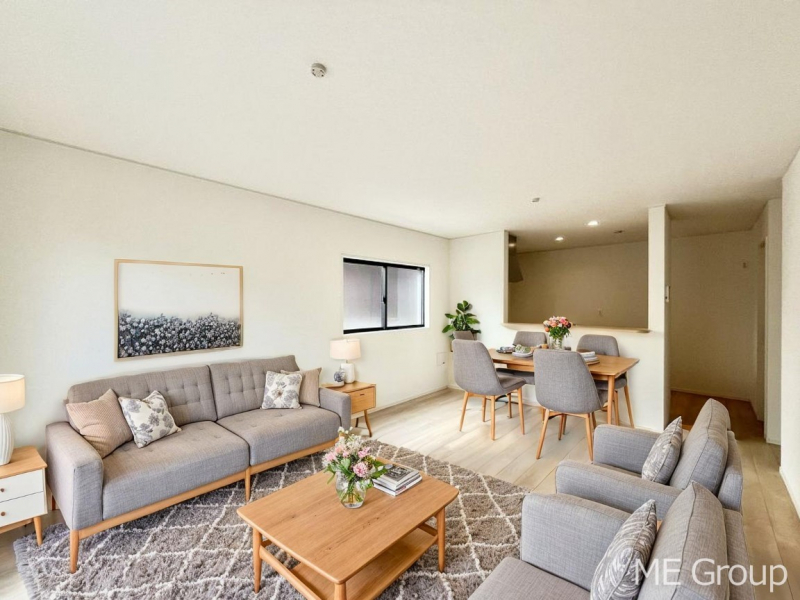 ���r���O�@�Ƒ��̘a�₩�ȉ�b���������Ă������B�J�����̂��郊�r���O�ł��B ���Ƌ��CG�ł�