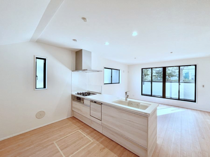 �L�b�`���@���r���O�ŗV�Ԃ��q�l�������Ȃ��炨�������ł���ΖʃL�b�`���B  