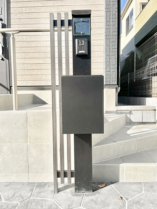 ���̑��@�\�D�E�C���^�[�z���E�|�X�g���ЂƂɏW��B�G���g�����X�ɂȂ��ރV���v���f�U�C���B