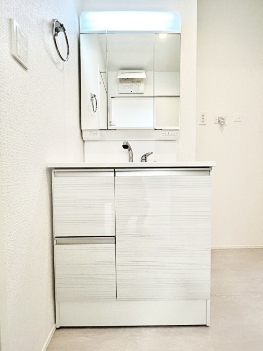 ���ʑ�E���ʏ��@�O�ʋ��̗��ɁA���ϕi��q���p�i�Ȃǂ����[�\�B���ʑ����������ƕۂ��܂��I