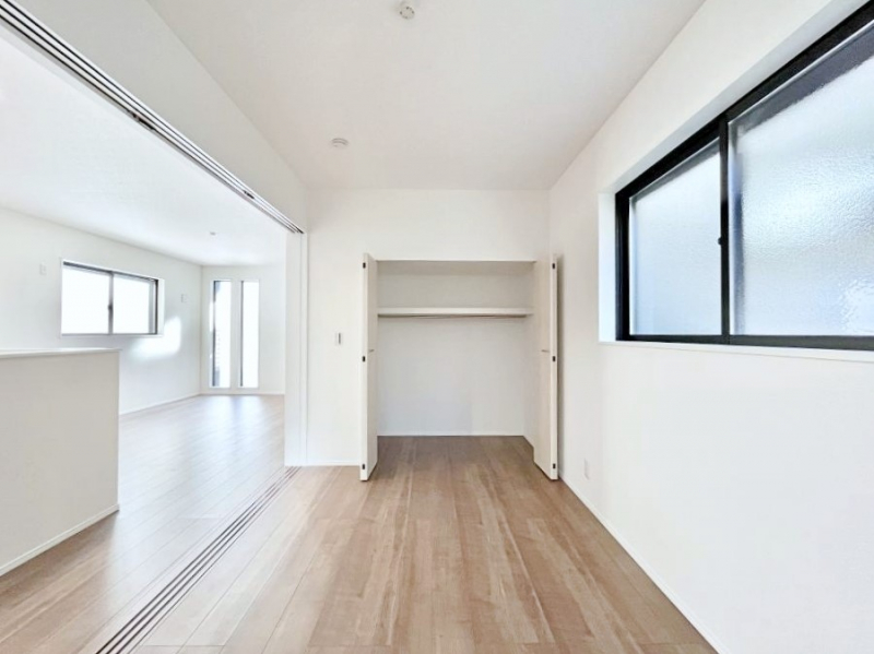 ���̑����ρ@���r���O�ɗאڂ����m���B�����˂��J������ƃ��r���O�ƌq����e���̋�Ԃɕϐg�I