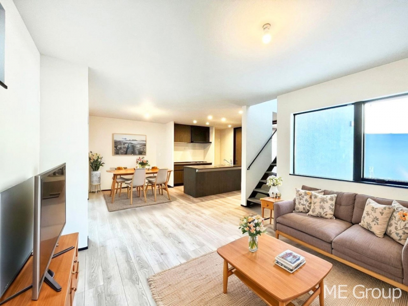 ���r���O�@�Ƒ��̘a�₩�ȉ�b���������Ă������B�J�����̂��郊�r���O�ł��B���Ƌ��CG�ł�  