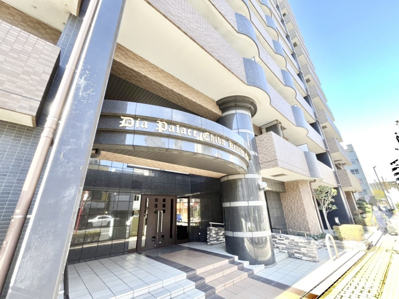 �G���g�����X�@�O�� �Y��ȃG���g�����X�́A���Z�҂�D�����}������Ă���܂�  