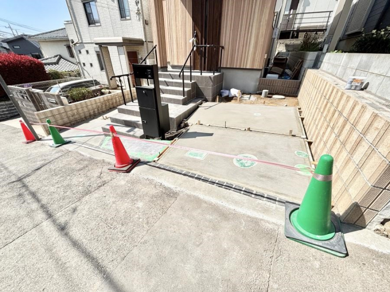 �@����2��\�I�}�Ȃ��q�l�̒��ԂɁB�܂��A���Ƒ��̎��]�ԃX�y�[�X�Ƃ��Ă��劈��B