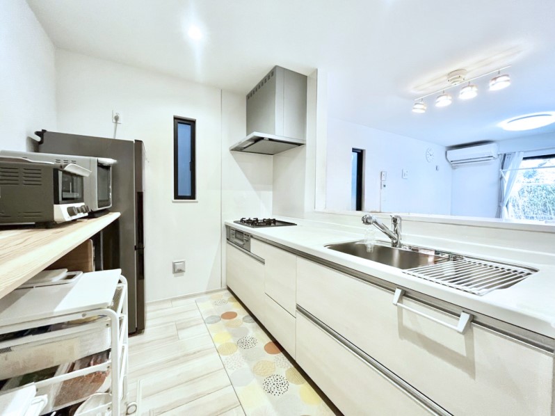 �L�b�`���@���������Ȃ���ł����Ƒ��Ƃ̉�b���y���߂�ΖʃL�b�`��