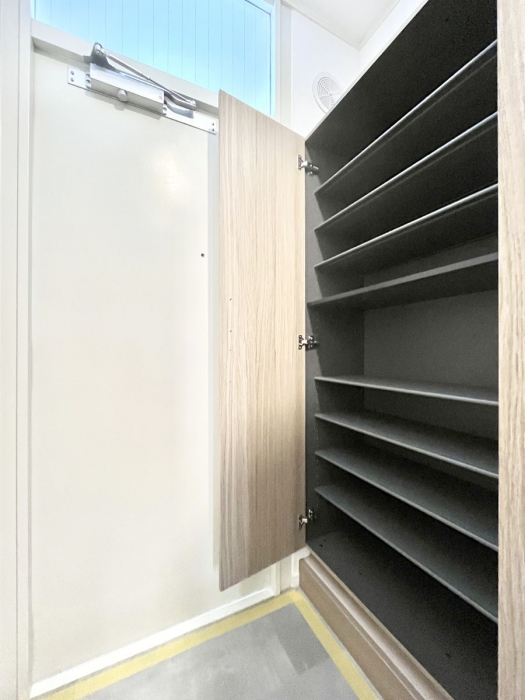 ���̑����ρ@�����Ղ���[�ł���V���[�Y�{�b�N�X�ŉƑ��S���̌C���A���ւ�������B  