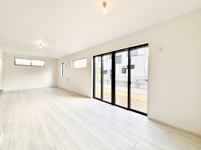 ���r���O�@�傫�ȑ����炽���Ղ�̗z���ƕ����������郊�r���O