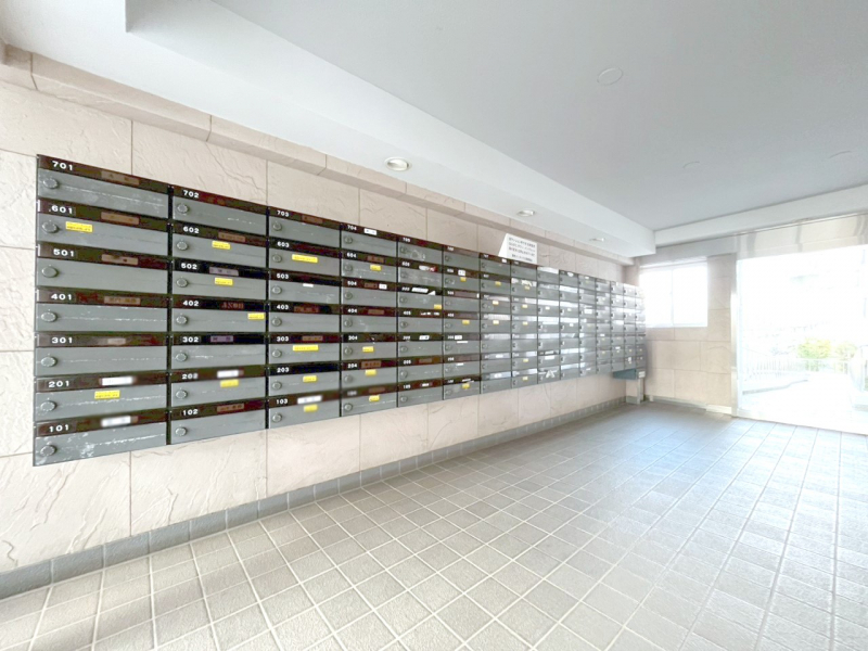 ���̑��@�|�X�g�̓G���g�����X���ɂ���̂ŉJ�ɔG�ꂸ�X�ւ��󂯎��܂��ˁI