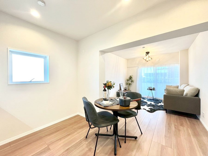 ���r���O�@���R������荞�܂�A�Ƒ��c���̏ꏊ�𖾂邭���o