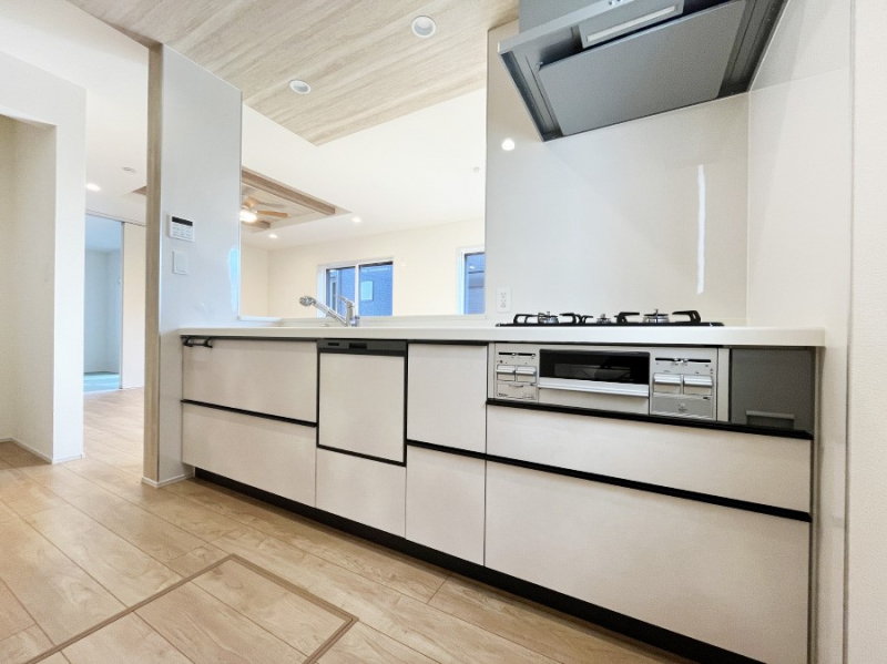 �L�b�`���@���r���O�ŗV�Ԃ��q�l�������Ȃ��炨�������ł���ΖʃL�b�`���B  