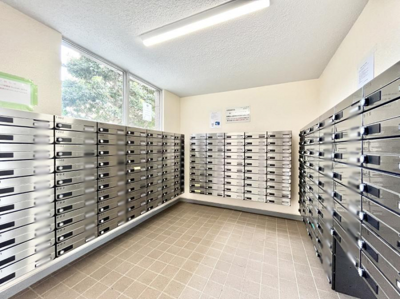 ���̑��@�|�X�g�̓G���g�����X���ɂ���̂ŉJ�ɔG�ꂸ�X�ւ��󂯎��܂��ˁI