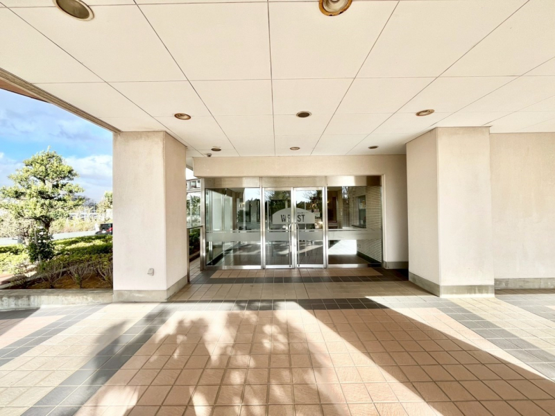 �G���g�����X�@�Y��ȃG���g�����X�́A���Z�҂�D�����}������Ă���܂��B