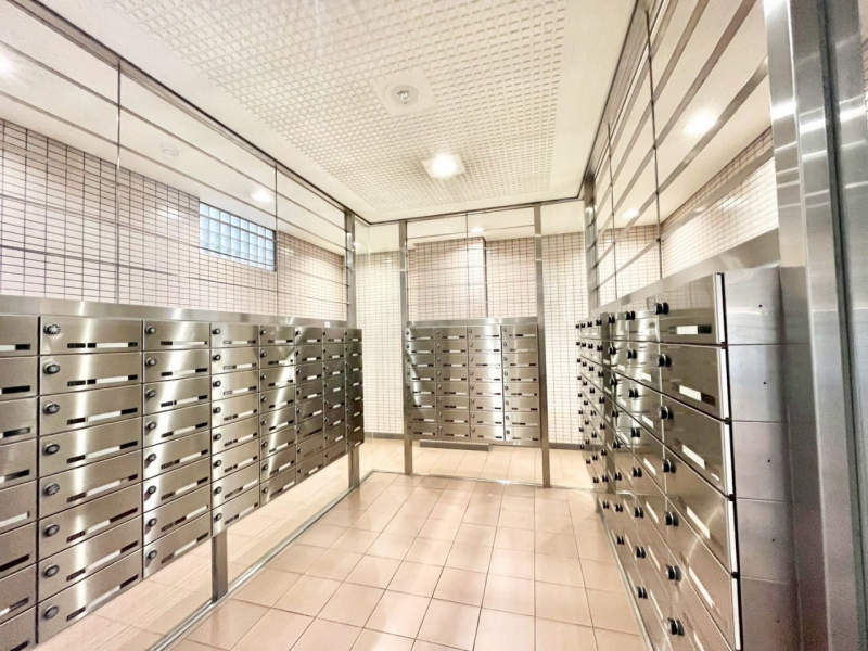 ���̑��@�|�X�g�̓G���g�����X���ɂ���̂ŉJ�ɔG�ꂸ�X�ւ��󂯎��܂��I