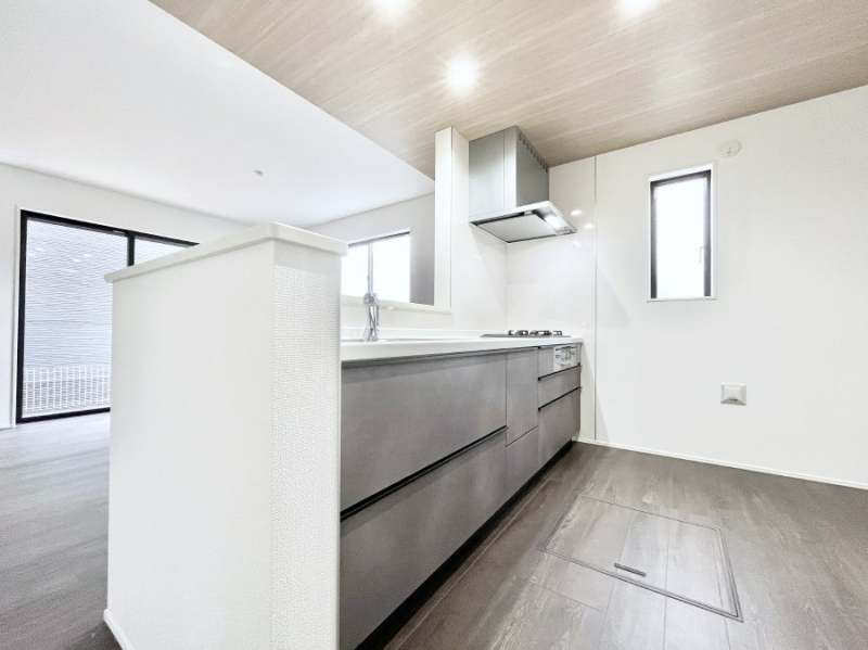 �L�b�`���@���r���O�ŗV�Ԃ��q�l�������Ȃ��炨�������ł���ΖʃL�b�`���B  