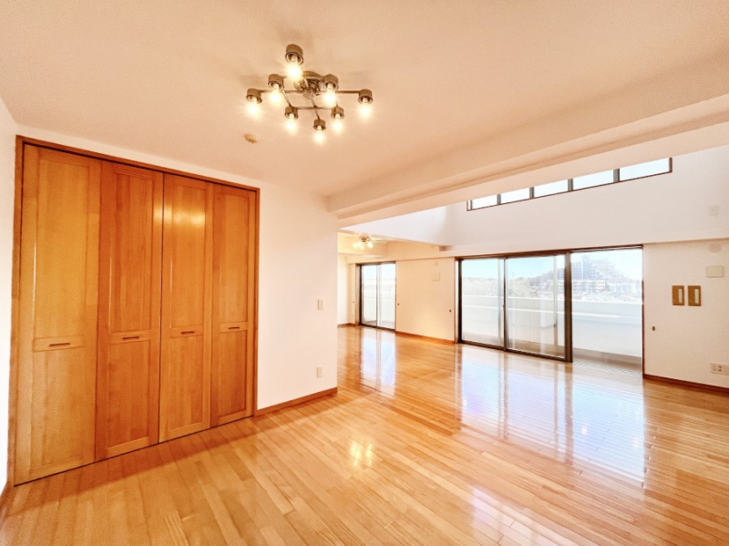 ���̑����ρ@�Ƒ��̏Ί炪���R�Ɛ��܂�Ă���A����ȕ��͋C�̃_�C�j���O�Ɏd�オ���Ă��܂��B