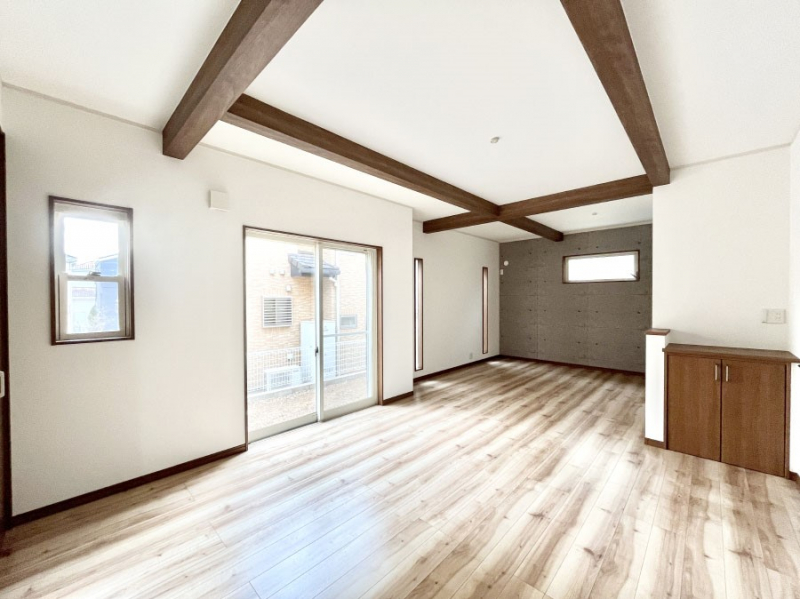 ���r���O�@���邢�z���������A�����̕��͋C�ɖ�������郊�r���O�E�_�C�j���O�B 