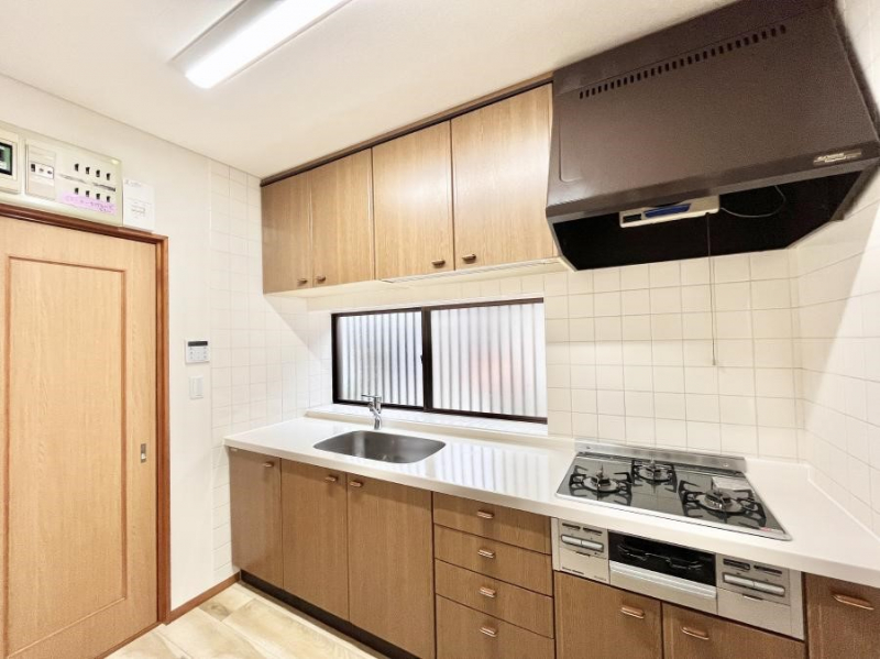 �L�b�`���@�u�₩�ȕ����ʂ蔲����L�b�`���B��������̂Ŗ��邭���C�ɂ��𗧂��܂��B