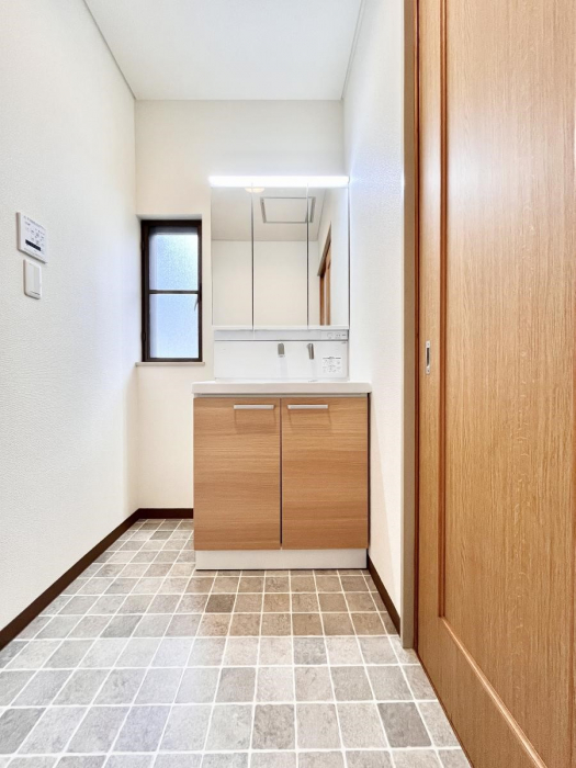 ���ʑ�E���ʏ��@�O�ʋ��̗��ɁA���ϕi��q���p�i�Ȃǂ����[�\�B���ʑ����������ƕۂ��܂��I