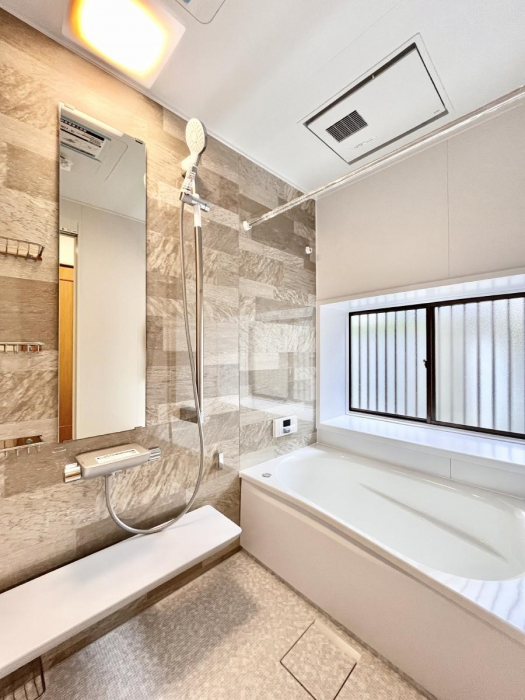 �����@�����������F�����̕ǖʁA������������芰����o�X���[���B