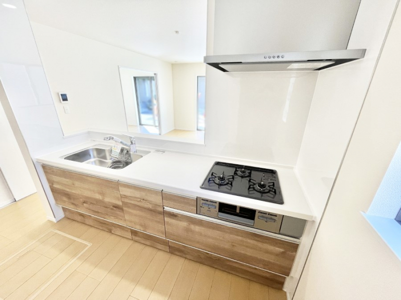 �L�b�`���@���Ƒ��̉�b�e�ޑΖʃL�b�`���B���������̃p�p�}�}�����Ƒ��Ɖ߂������Ԃ����������I