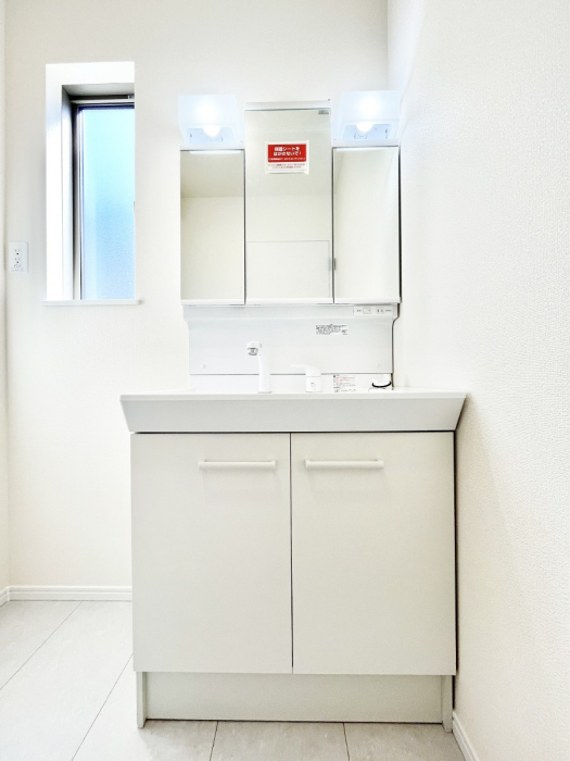 ���ʑ�E���ʏ��@�X�^�C�����O�ɕ֗��ȎO�ʋ��A�~���[�L���r�l�b�g�ōׂ������X�b�L��