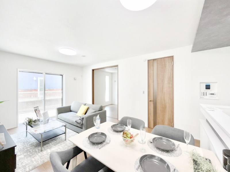 ���r���O�@���邢�z���������A�����̕��͋C�ɖ�������郊�r���O�E�_�C�j���O�B   