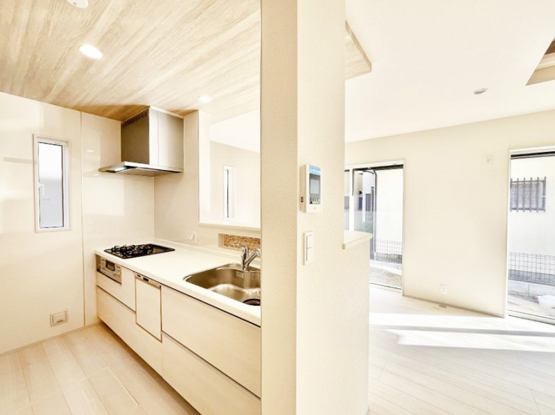 �L�b�`���@���������Ȃ���ł����Ƒ��Ƃ̉�b���y���߂�ΖʃL�b�`��