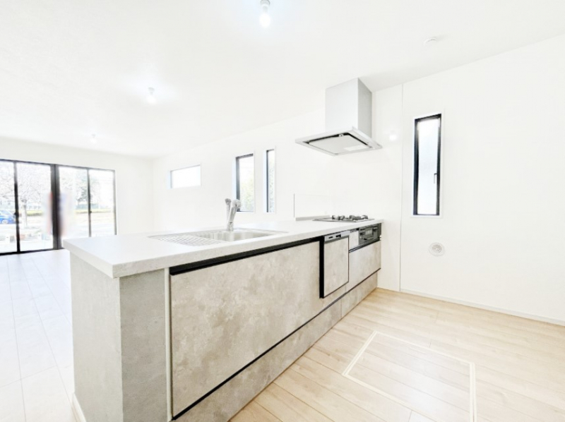 �L�b�`���@���Ƒ��̉�b�e�ޑΖʃL�b�`���B���������̃p�p�}�}�����Ƒ��Ɖ߂������Ԃ����������I