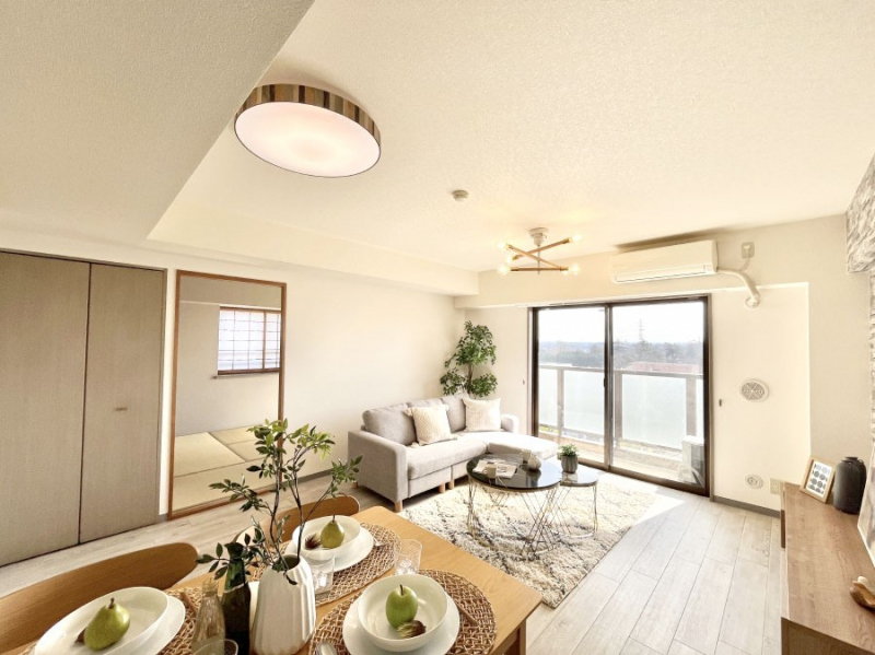 ���r���O�@���R������荞�܂�A�Ƒ��c���̏ꏊ�𖾂邭���o