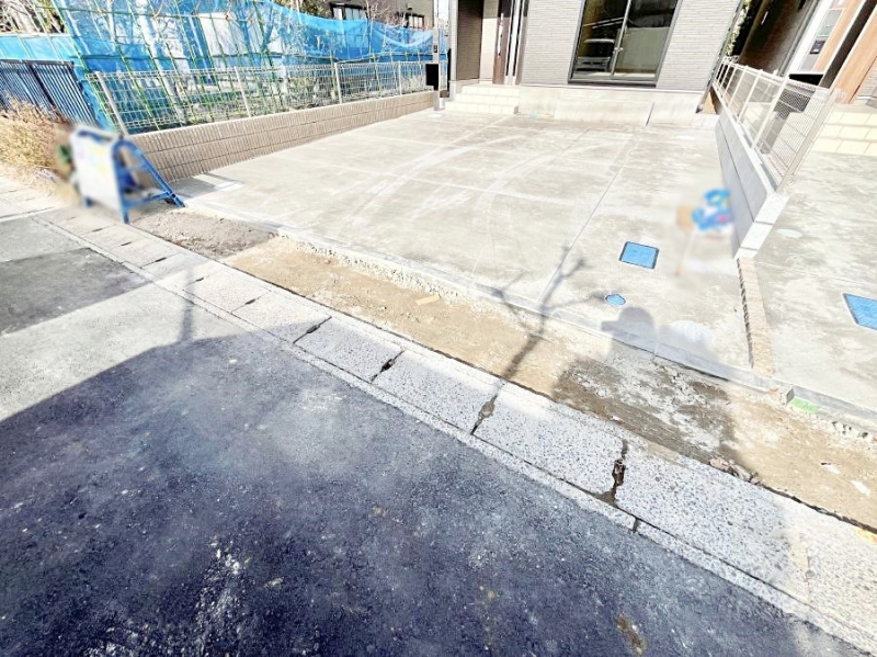 �@����2��\�I�}�Ȃ��q�l�̒��ԂɁB�܂��A���Ƒ��̎��]�ԃX�y�[�X�Ƃ��Ă��劈��B