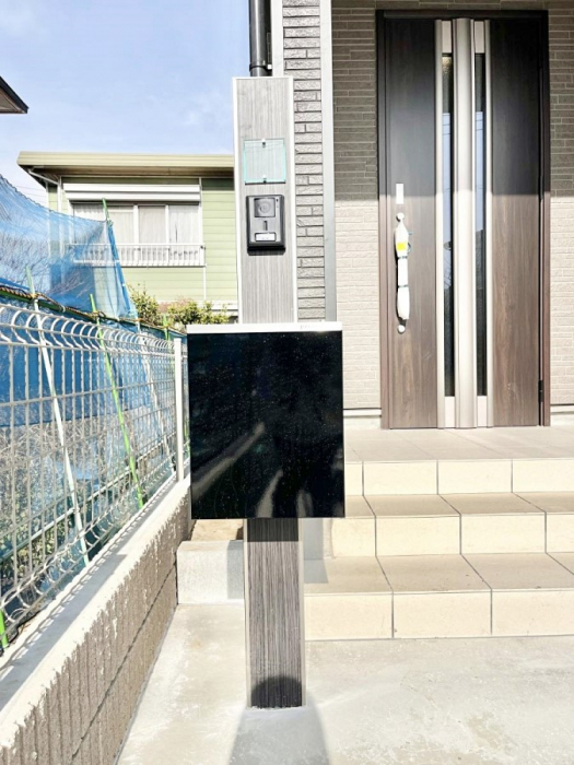 ���̑��@�\�D�E�C���^�[�z���E�|�X�g���ЂƂɏW��B�G���g�����X�ɂȂ��ރV���v���f�U�C���B