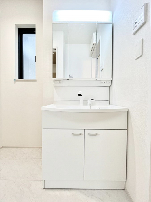 ���ʑ�E���ʏ��@�O�ʋ��̗��ɁA���ϕi��q���p�i�Ȃǂ����[�\�B���ʑ����������ƕۂ��܂��I