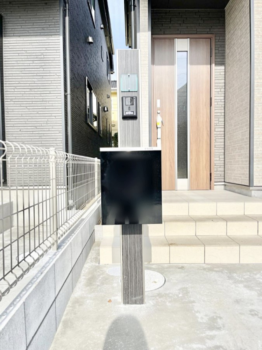 ���̑��@�\�D�E�C���^�[�z���E�|�X�g���ЂƂɏW��B�G���g�����X�ɂȂ��ރV���v���f�U�C���B